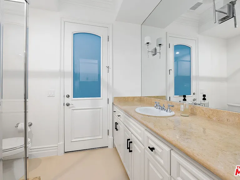 475 Martin Ln — Photo 36