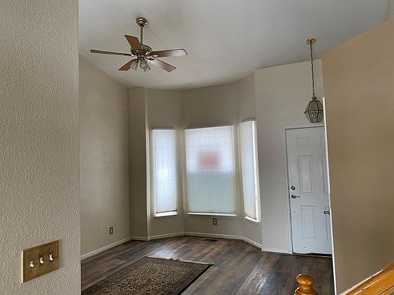 livingroom, bay windows