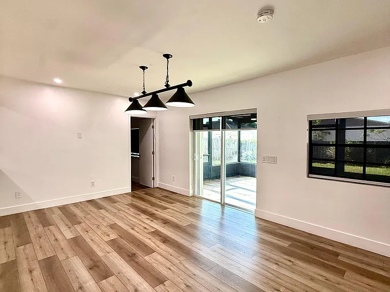 4411 Thomas St — Photo 8