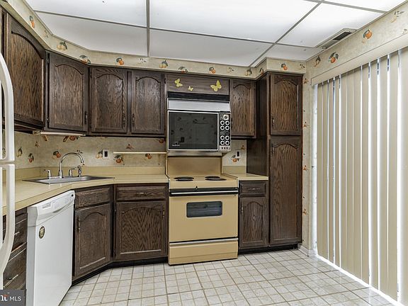 4th image of 28 Twin Brooks Dr