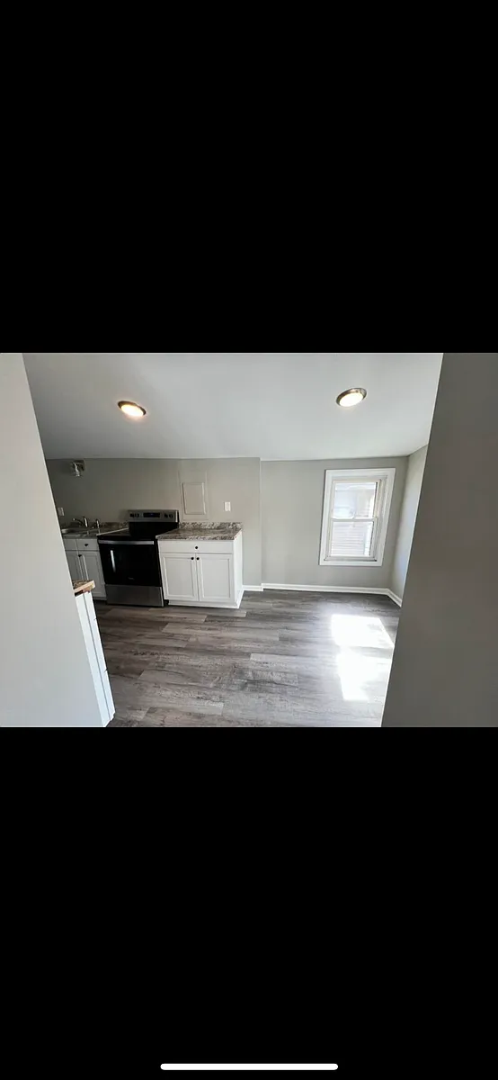 Building Photo - 341 West Ave #2