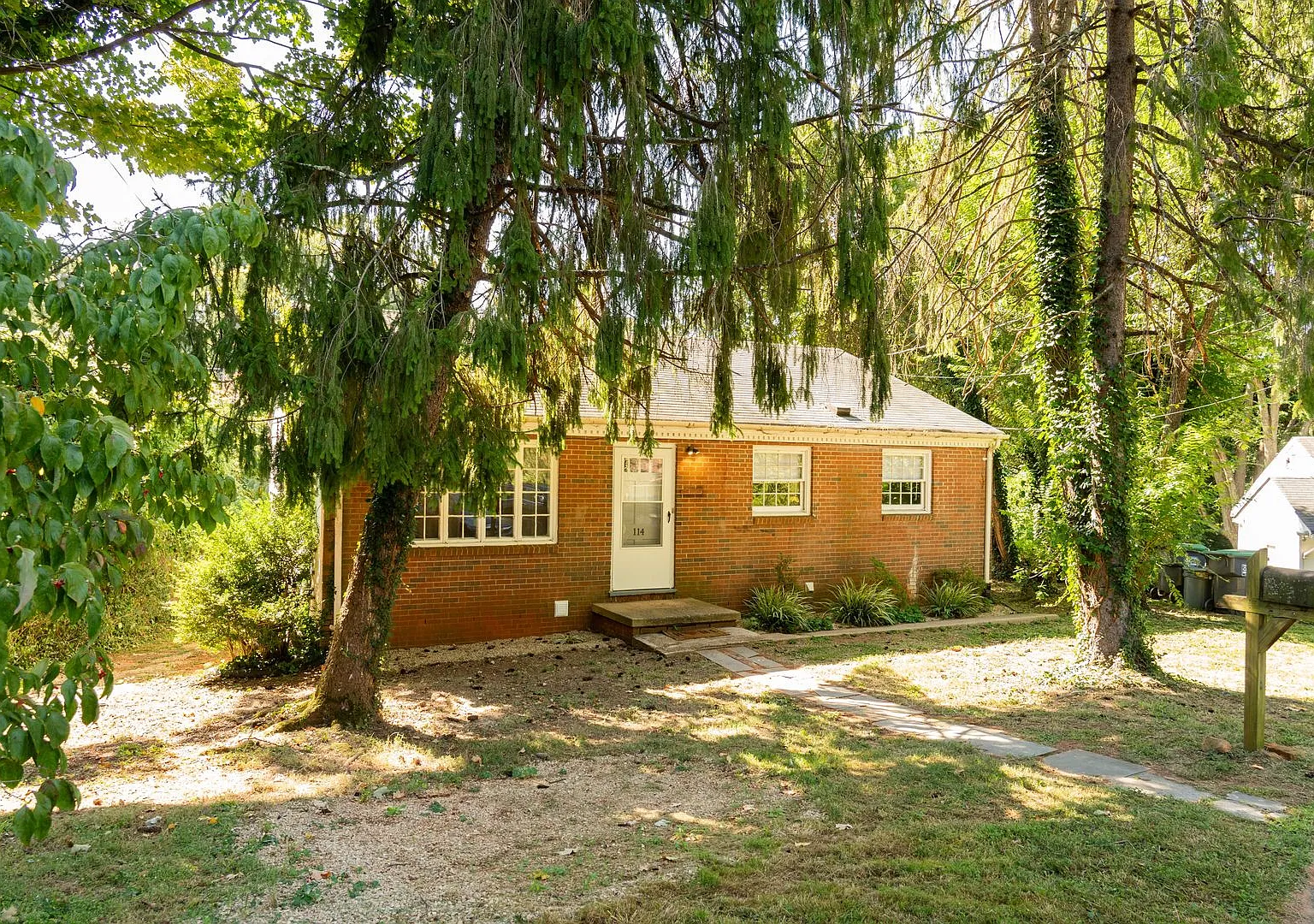 114 Stratford Ct — Photo 1
