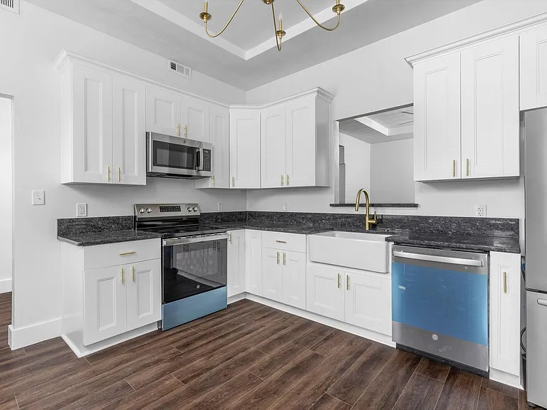 410 W 29th St — Photo 3