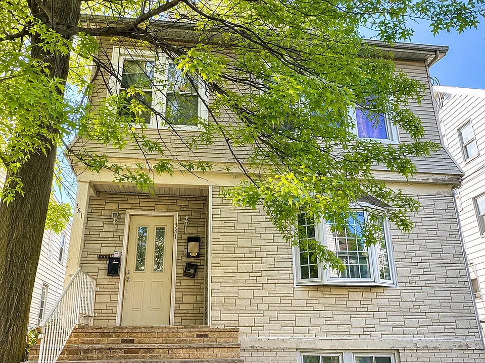 381 Leslie St #1
