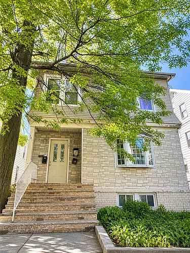381 Leslie St Photo 1