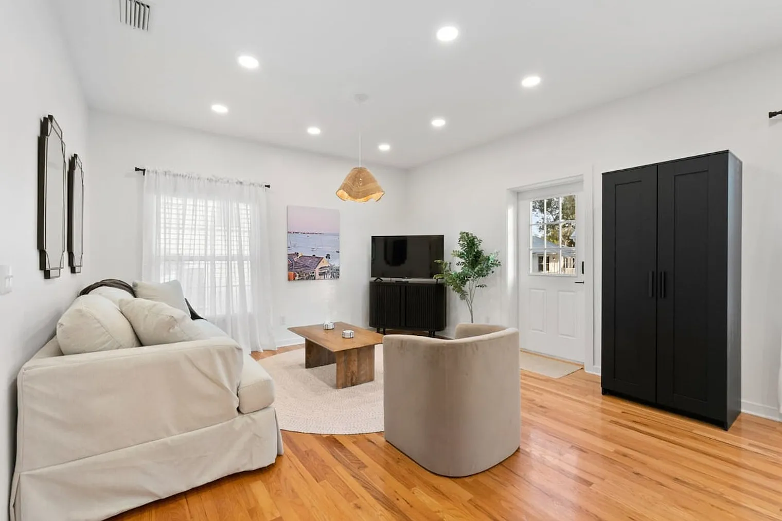 1 bed, 1.0 bath, 592 sqft, $4,113 — Photo 2