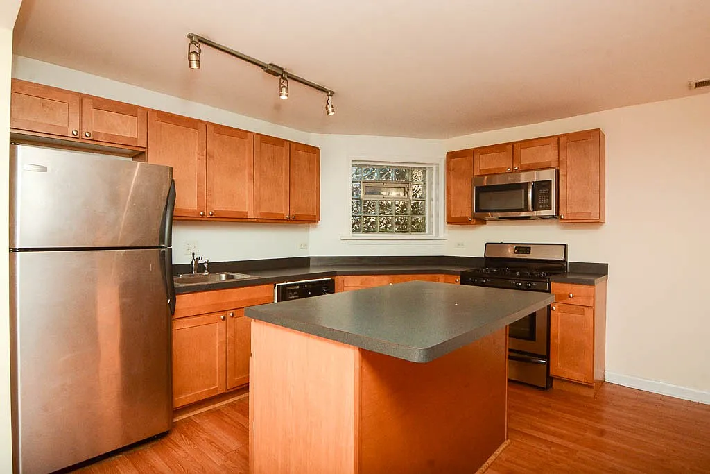 3 bed, 1.0 bath, 1288 sqft, $2,495 — Photo 2