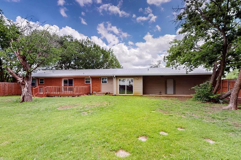 4 bed, 2136 sqft, $2,200 — Photo 2