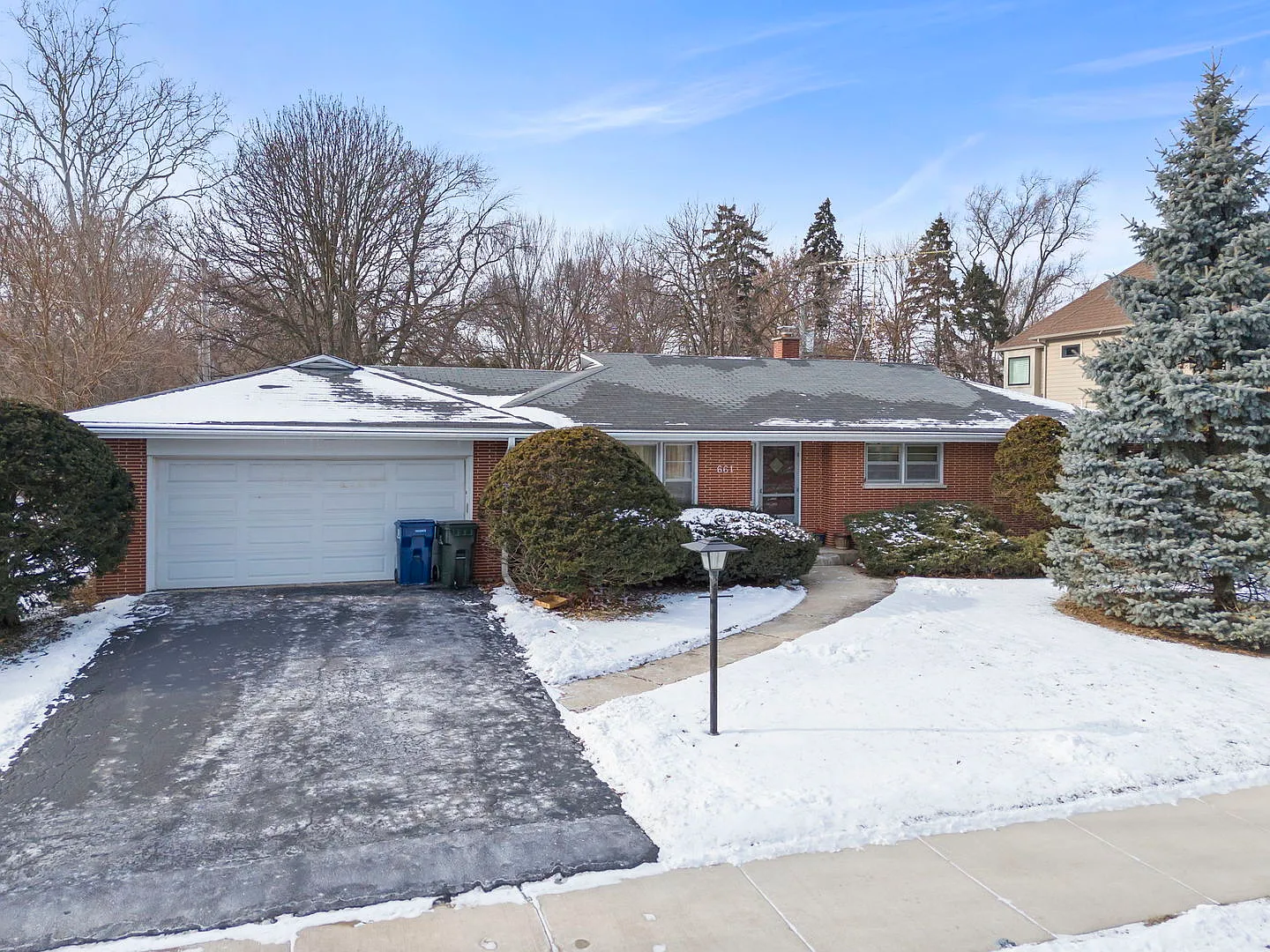 661 Willow Rd photo 1