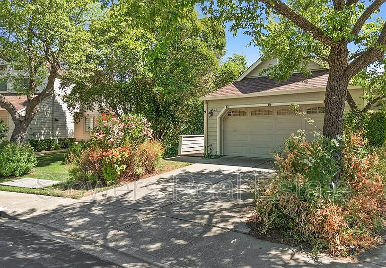 1825 N Forest Hill Pl — Photo 3
