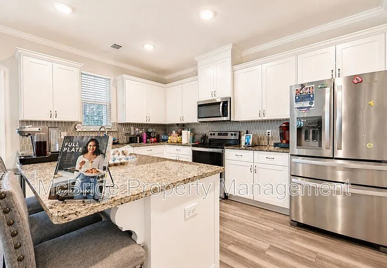 560 Hampton Dr — Photo 7