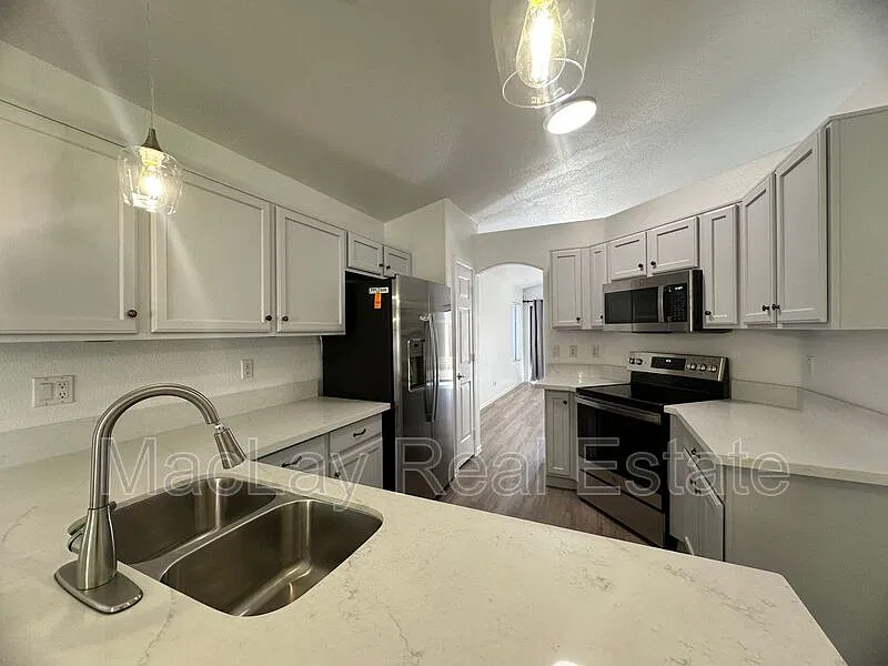 3 bed, 2.0 bath, 1533 sqft, $2,300 — Photo 2