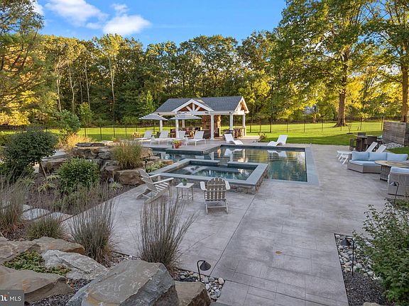 3rd image of 7 Woodland Rd