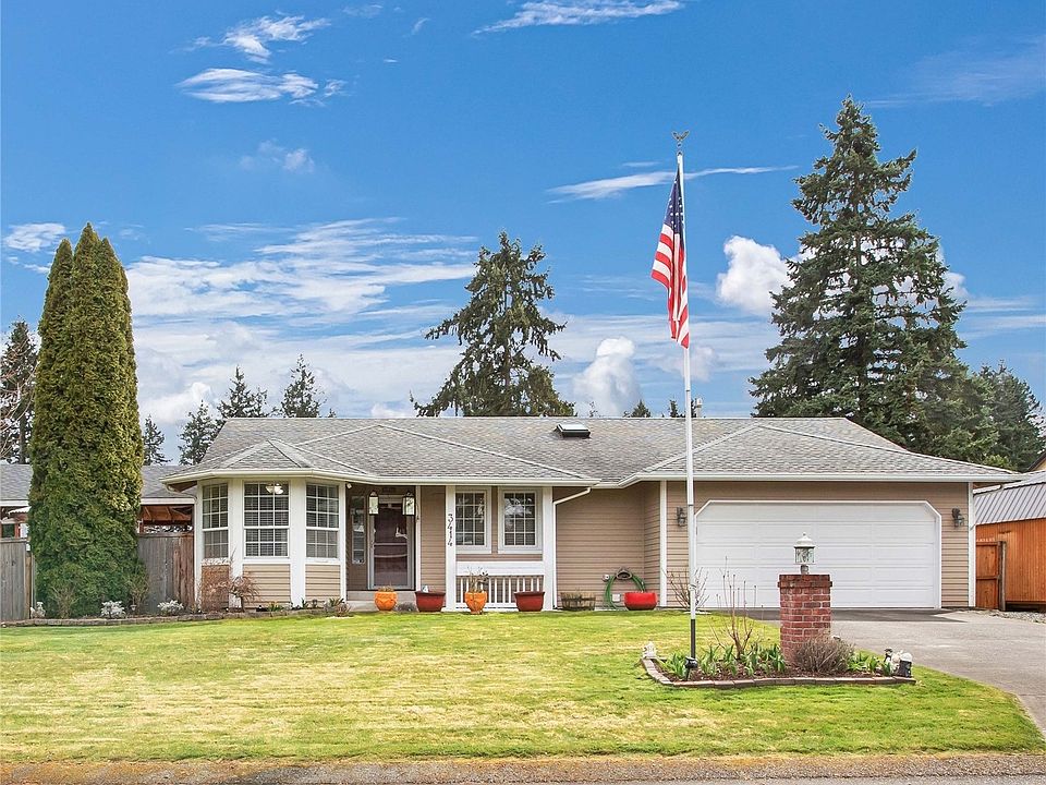 Welcome Home! Beautifully landscaped front yard.>