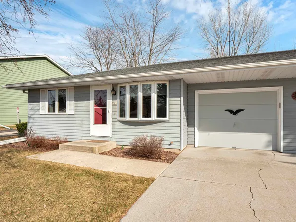 305 S 11th St, Oostburg, WI 53070