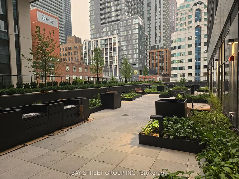 400 King St W #802 — Photo 11