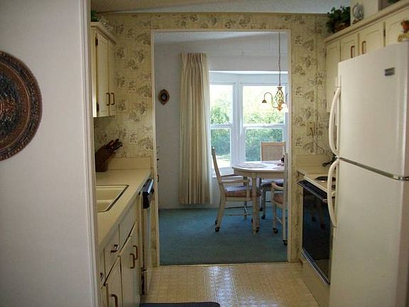 3rd image of 761 Lakeside Dr