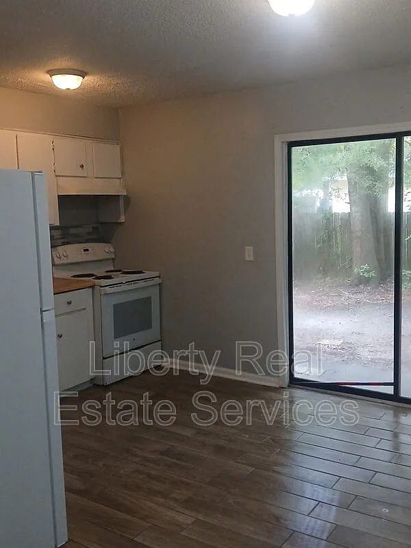 910 Berkshire Ter — Photo 4
