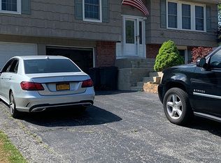 101 Morewood Dr, Smithtown, NY 11787