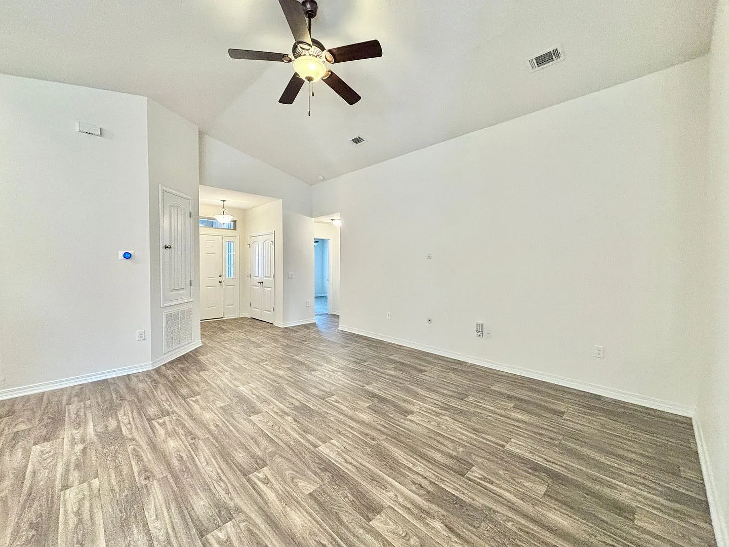 Spacious 4-Bedroom Home - Woodlands — Photo 4