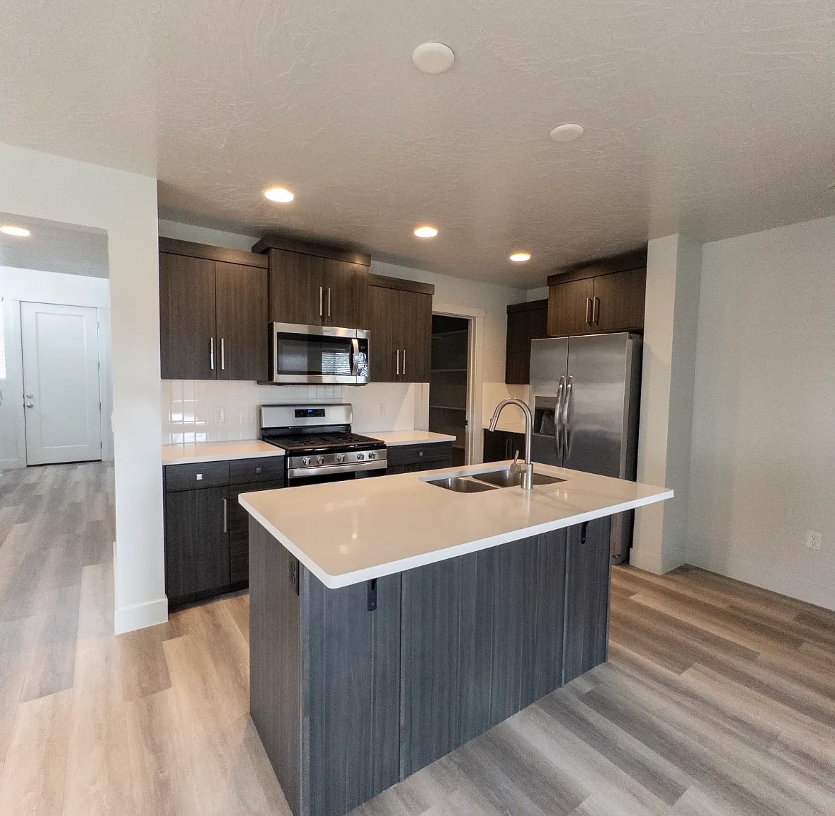 4 bed, 2.5 bath, 2004 sqft, $2,250 — Photo 4