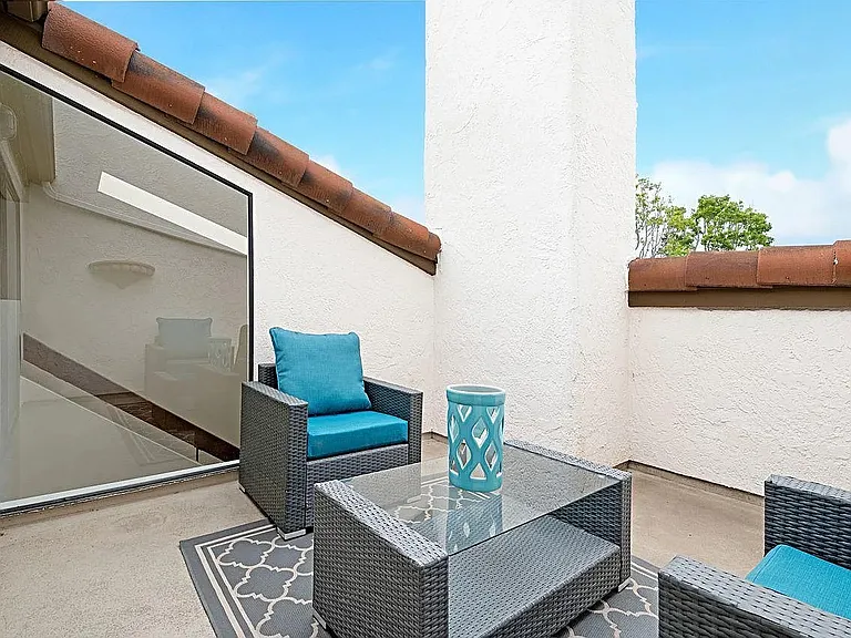 2051 Cliff Dr #18 — Photo 12