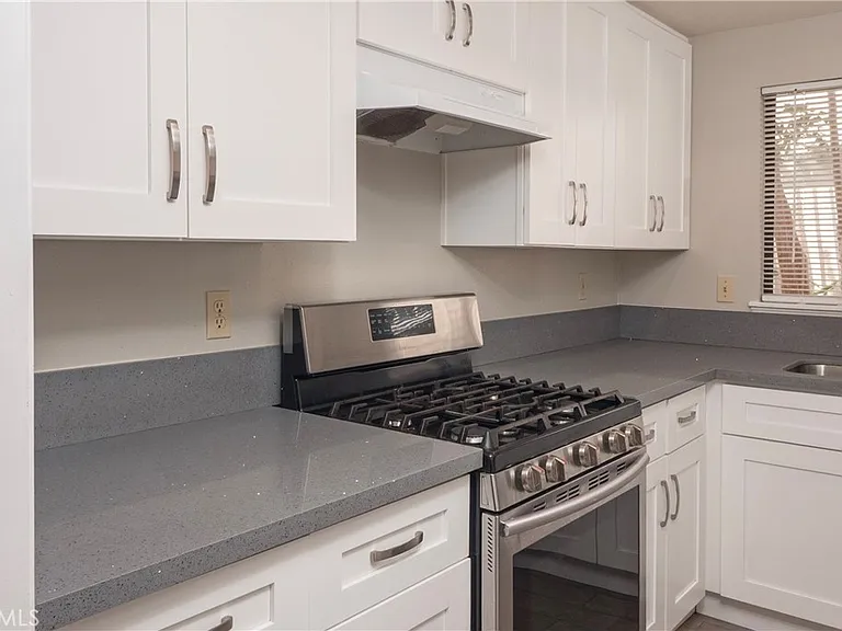 328 W 7th St — Photo 11