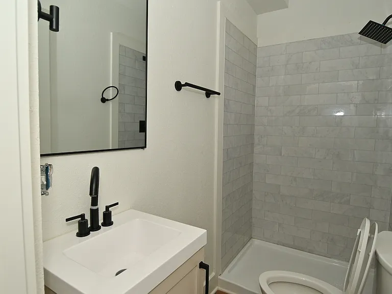 2918 N Kenwood Ave #A — Photo 9