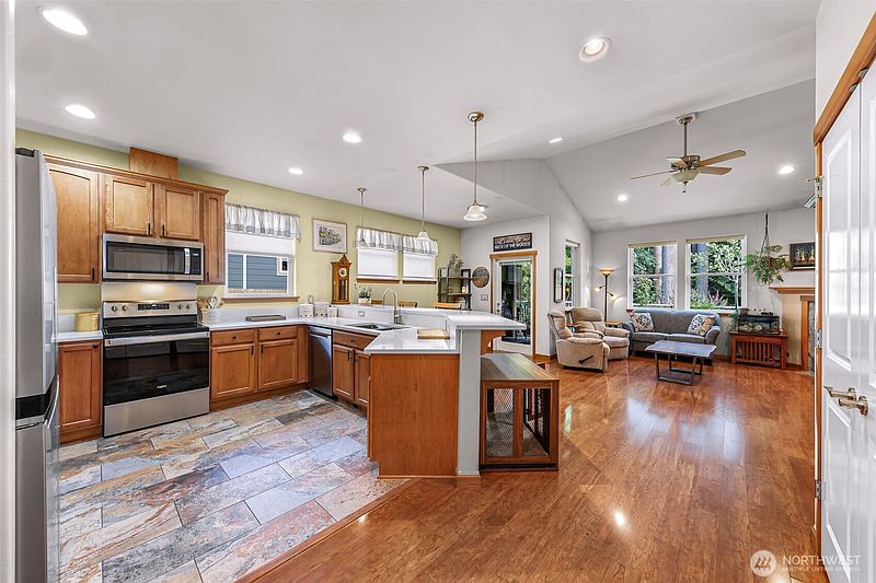 4th image of 1759 Grand Avenue