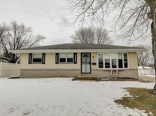 W147N8676 McKinley Dr, Menomonee Falls, WI 53051