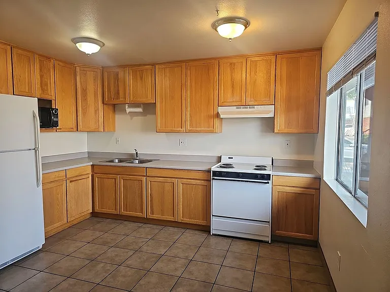 190 California Blvd — Photo 11