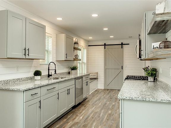 2nd image of 215 Colemans Bluff Dr