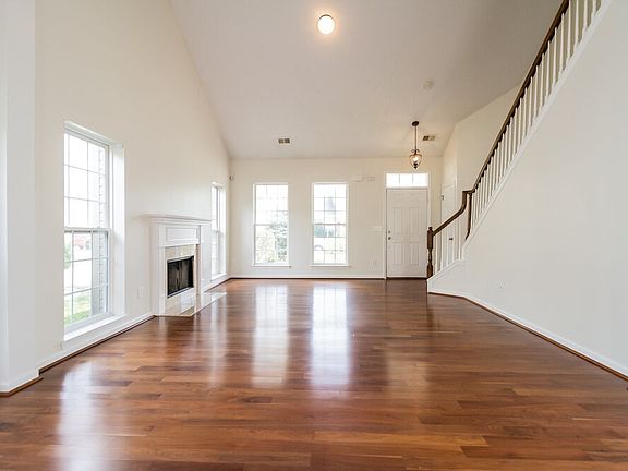 3rd image of 413 Creekside Ln