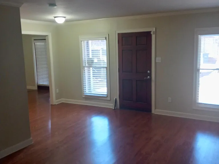 676 Hotchkiss Ln — Photo 3