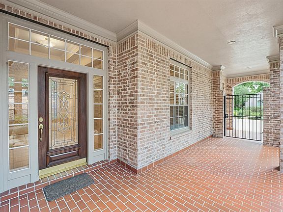 4th image of 30 N Castlegreen Cir