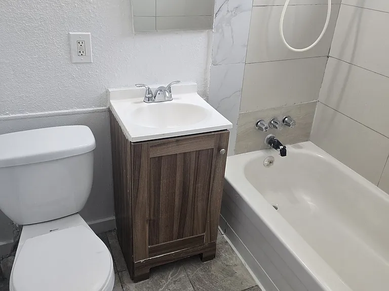 2556 Traction Ave #7 — Photo 7
