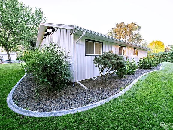 4th image of 1501 Summit Place
