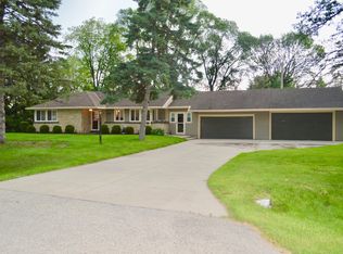 8580 N Fox Croft Ln, Fox Pt, WI 53217