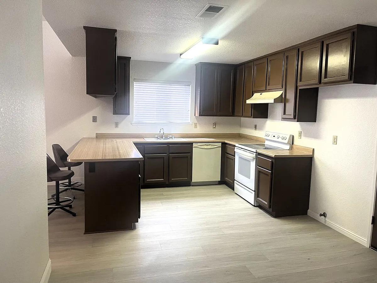 Building Photo - 6250 Springview Dr