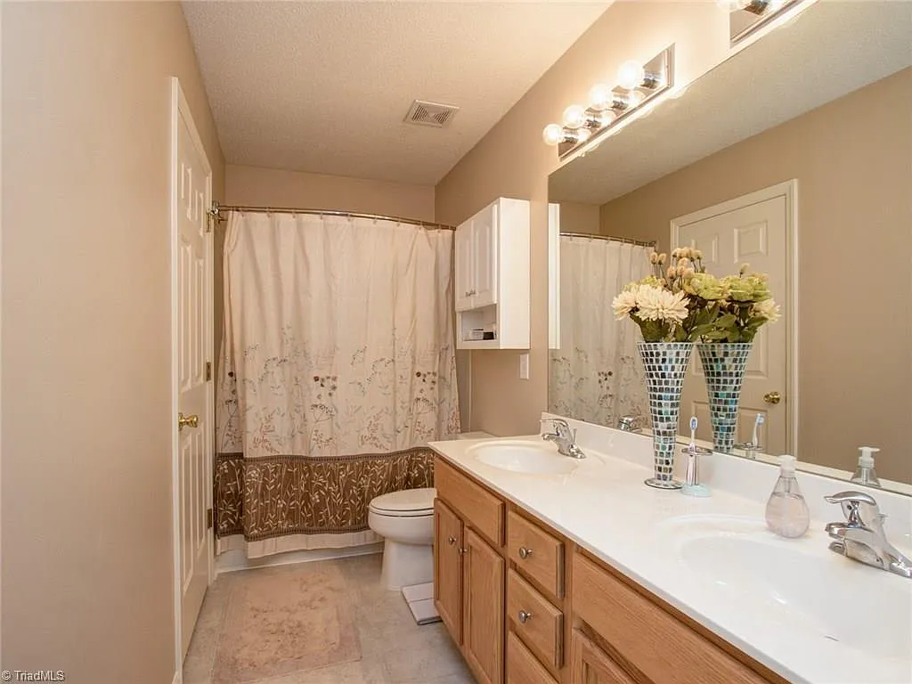 3 bed, 2.5 bath, 1394 sqft, $1,800 — Photo 4