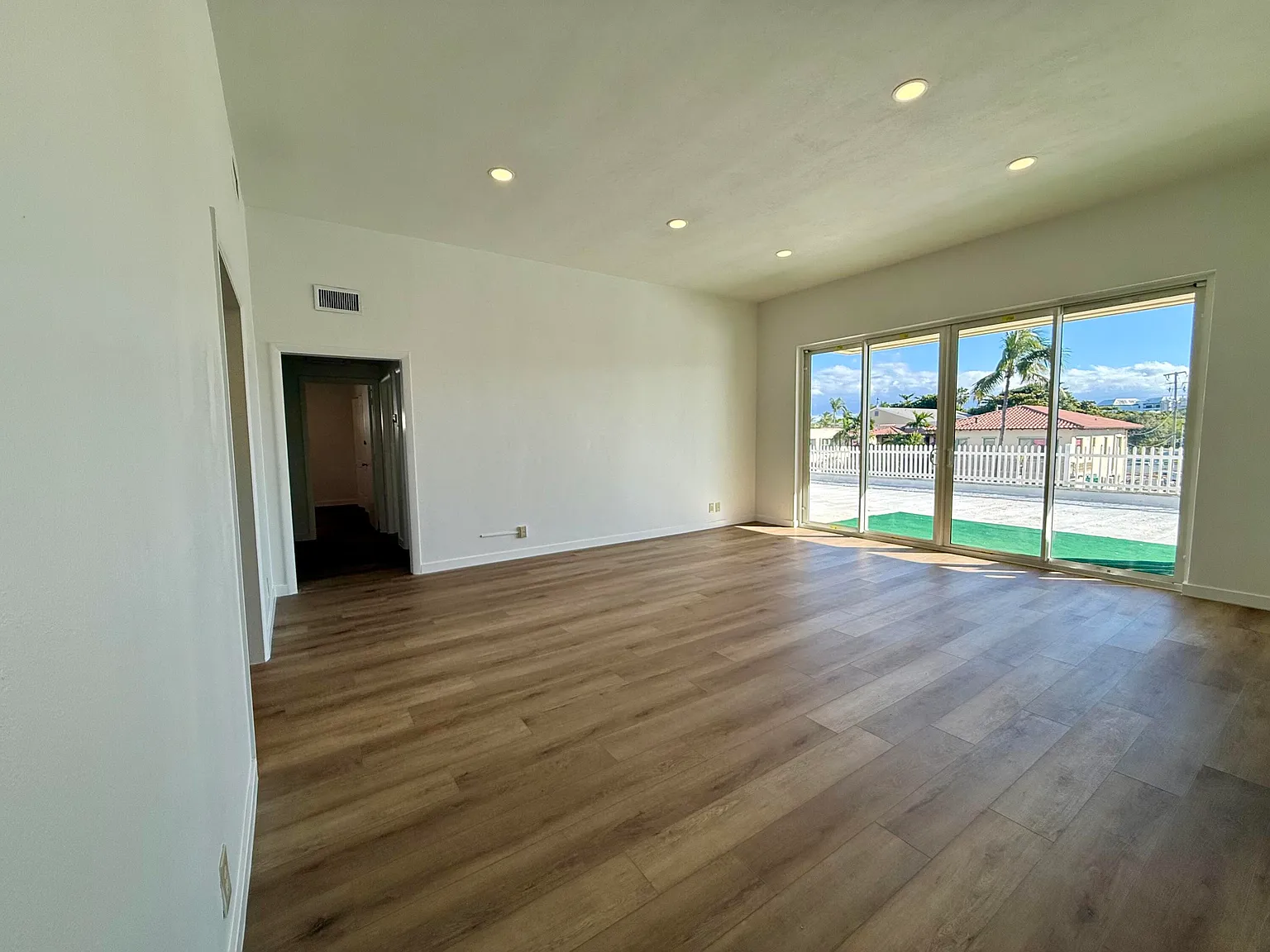2 bed, 2.0 bath, 1250 sqft, $4,995 — Photo 4