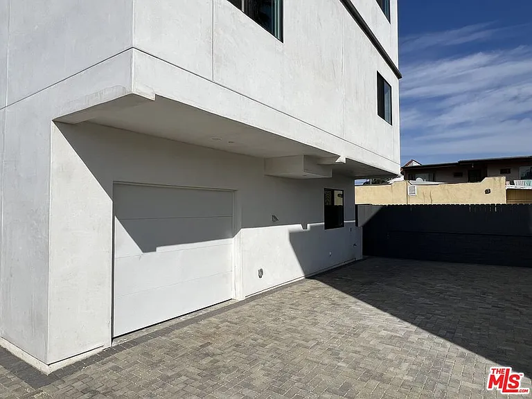5340 Denny Ave — Photo 8