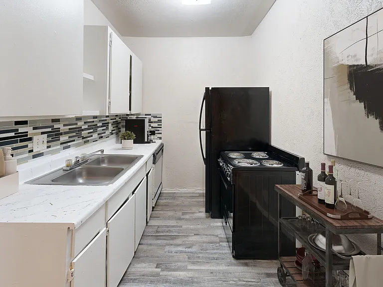 L ABRI APARTMENTS — Photo 7