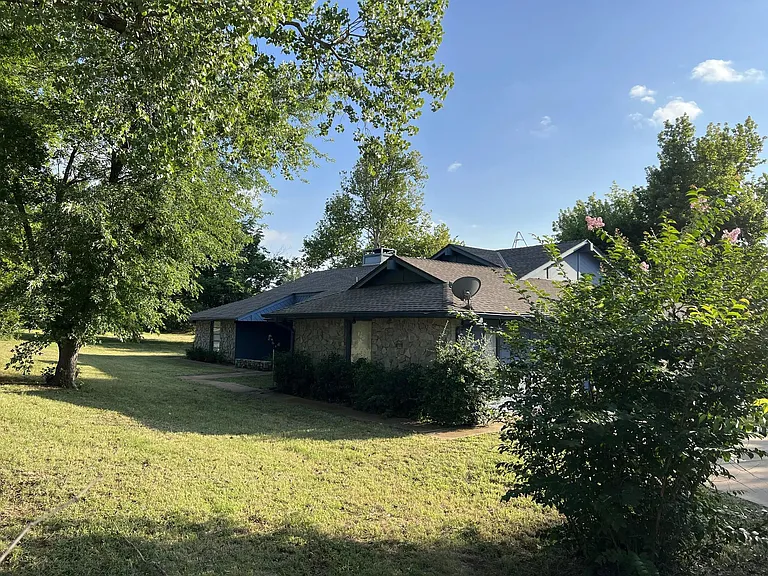 7215 Driftwood Dr — Photo 2