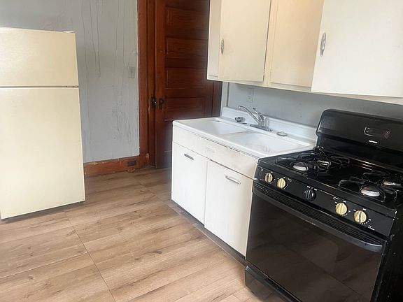 2nd image of 152 Park Dr