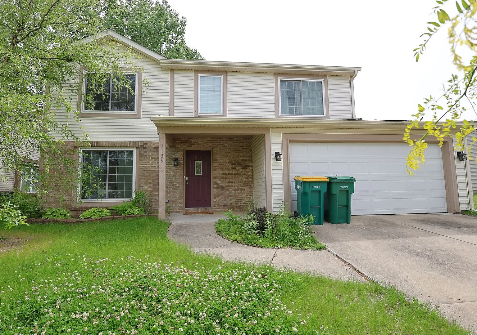 Spacious 4-Bedroom Home with Pond Views & Private Backyard — Photo 2