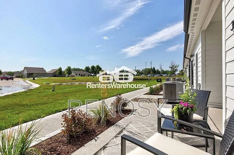3639 NE Kara Ln — Photo 2