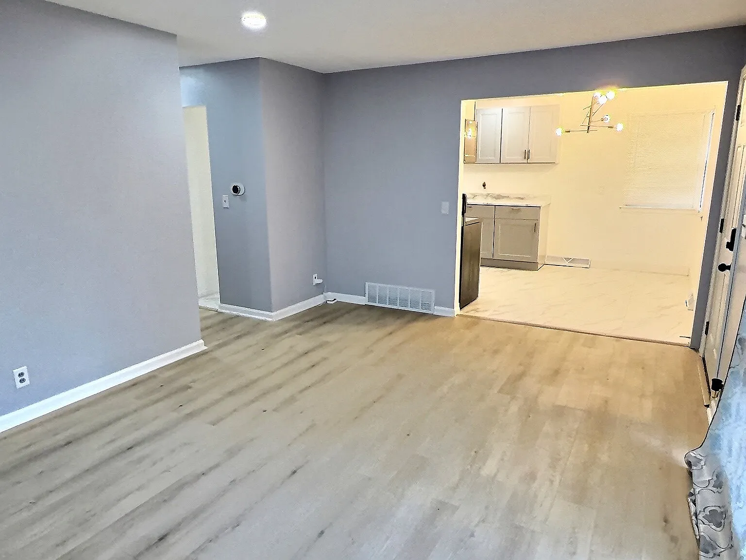 3 bed, 1008 sqft, $1,900 — Photo 2