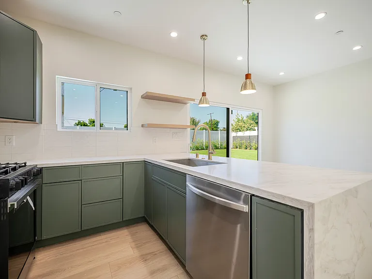 7107 Cozycroft Ave #3 — Photo 9