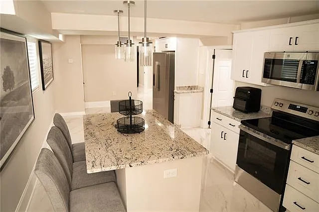 4 bed, 4.0 bath, 2200 sqft, $4,500 — Photo 3